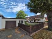 Hausansicht mit Garage - 