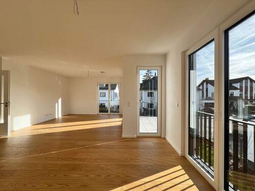 Wohnzimmer A04 - Bezugsfertig! Hochwertige Neubau-3-Zimmerwohnung mit zwei Balkonen