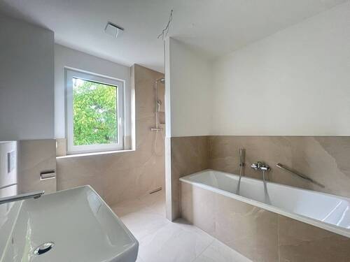 Tageslicht-Bad mit Dusche und Wanne - 
