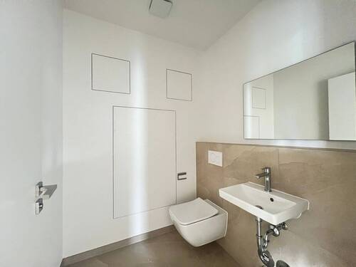 großes, separates Gäste-WC - 