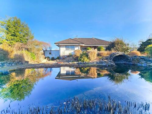 Rückansicht mit traumhaften Schwimmteich - Rarität! Winkelbungalow mit traumhaftem Schwimmteich und Doppelgarage. Nur 5 Min. A3 Bad Honnef