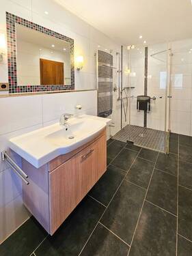 Modernisiertes Duschbad EG - 