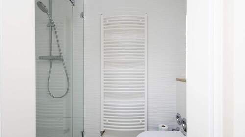 Dusche mit Handtuchheizkörper - 