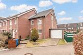 Hausansicht Vorderseite mit Garage - Modernes Reihenendhaus mit schönem Garten im Ahrensfelder Dreieck