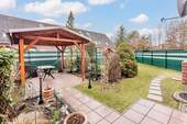 überdachte Terrasse im Garten - Reihenendhaus mit 108,00 m&sup2; in Ahrensfelde zum Kaufen