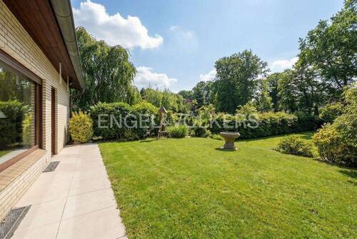 Blick in den Garten und auf die Terrasse - 