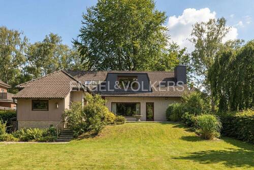 Nordwestansicht des Hauses(KI generiert Sommer) - 6 Zimmer Einfamilienhaus zum Kaufen in Großhansdorf