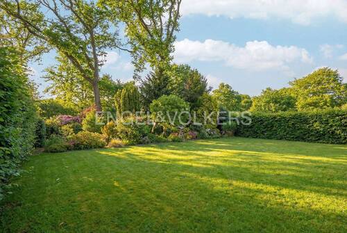 Eingewachsener Garten(KI generiert Sommer) - Einfamilienhaus mit 185,00 m&sup2; in Großhansdorf zum Kaufen