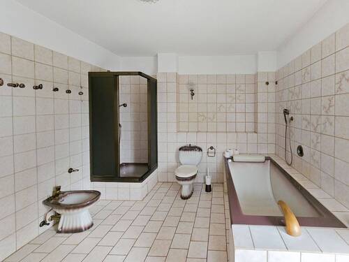 Badezimmer mit Wanne und Dusche DG - 