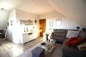 Wohnzimmer DG - 1 Zimmer Mehrfamilienhaus, Wohnhaus in Hollern-Twielenfleth