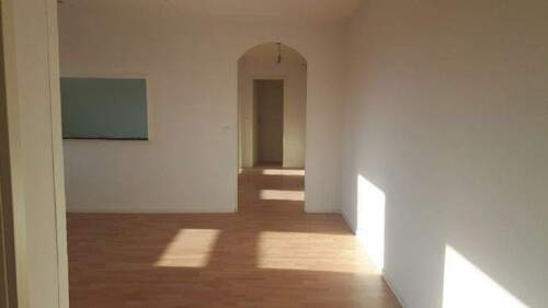 Wohn-Esszimmer mit Durchreiche und Diele - 3 Zimmer Etagenwohnung in Sankt Ingbert