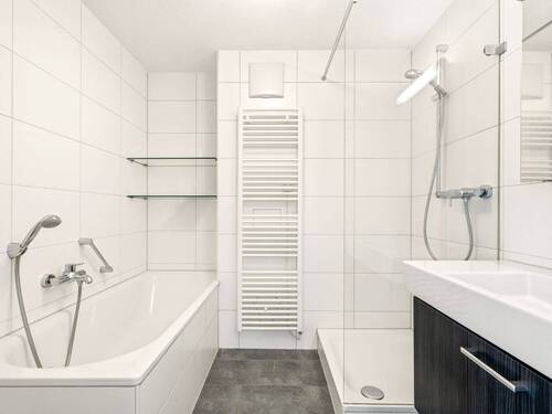 Badezimmer mit Wanne, Dusche und WM-Anschluss - 