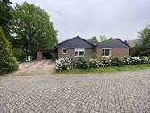 Ansicht vorne - Sanierungsfähiger Bungalow in Sackgassenlage mit großzügigem Grundstück