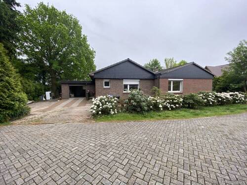 Ansicht vorne - Sanierungsfähiger Bungalow in Sackgassenlage mit großzügigem Grundstück