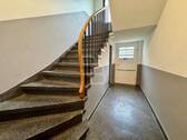 Hausflur mit massiver Treppe - 