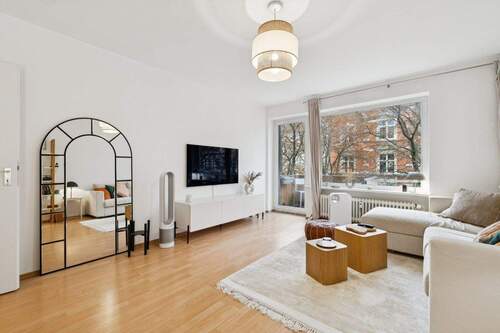 Wohnzimmer mit Blick Richtung Balkon - Etagenwohnung mit 50,00 m&sup2; in Berlin zum Kaufen