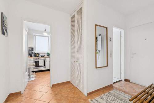 Hausflur mit Zugang zu allen Räumen - 