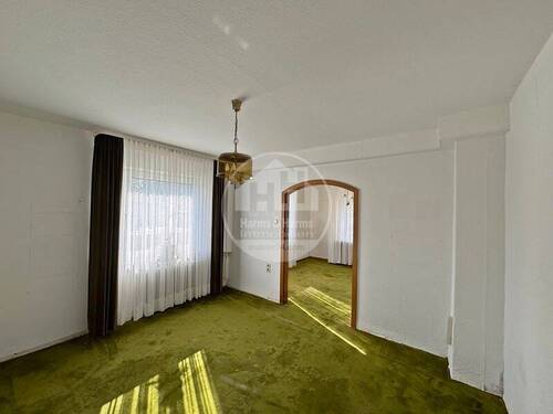 Wohnzimmer klein und Esszimmer - 8 Zimmer Einfamilienhaus zum Kaufen in Aurich