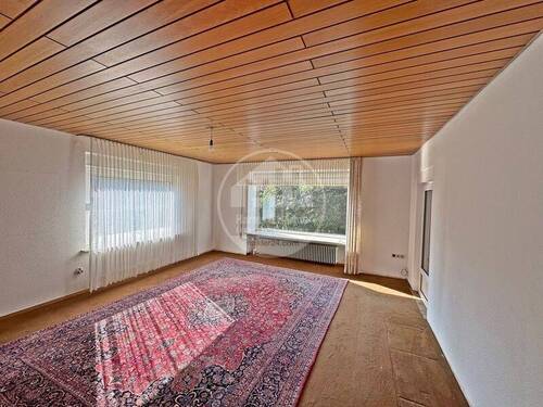 Wohnzimmer groß - 8 Zimmer Einfamilienhaus in Aurich