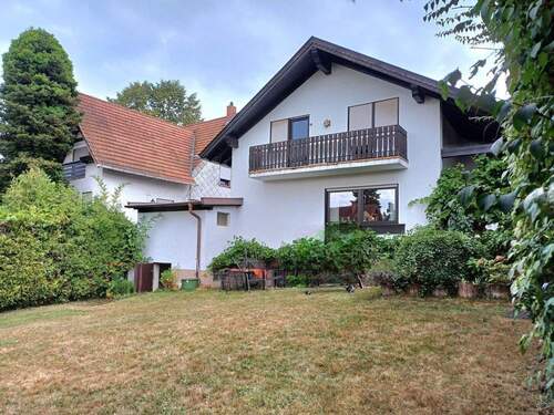 Rückseite mit Balkon und Garten - 5 Zimmer Mehrfamilienhaus, Wohnhaus zum Kaufen in Homburg