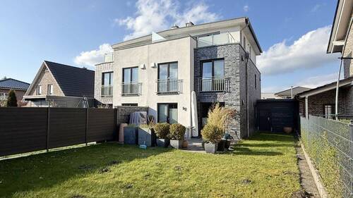 Rückseite rechts - 5 Zimmer Doppelhaushälfte zum Kaufen in Kaltenkirchen