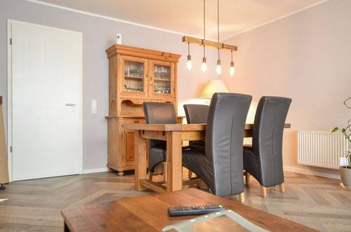 Wohn- / Esszimmer - 