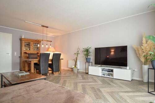 Wohn- / Esszimmer - 