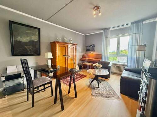 Stilvolles Arbeitszimmer - Lichtdurchflutete Wohnung mit Südbalkon und Weitblick