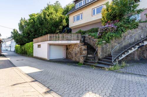 Treppenaufgang-Garage - 7 Zimmer Mehrfamilienhaus, Wohnhaus in Brohl-Lützing
