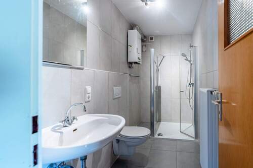 Badezimmer im Untergeschoss - 