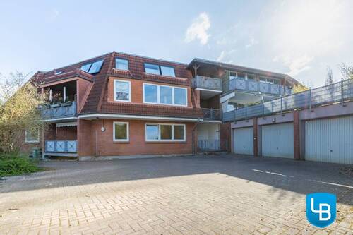 Gebäuderückansicht mit Garagen - 