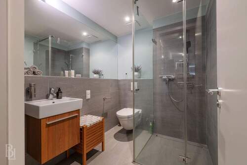 Badezimmer mit Walk-In Shower - 