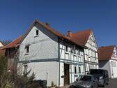 Schrägansicht Haus mit Nachbarschaft - 4 Zimmer Einfamilienhaus zum Kaufen in Nentershausen / Süß