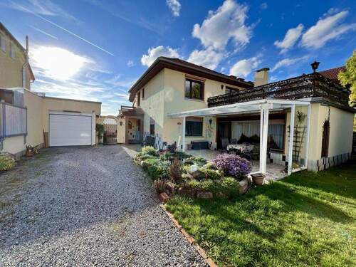 Ansicht zur Garage - 8 Zimmer Einfamilienhaus in Butzbach