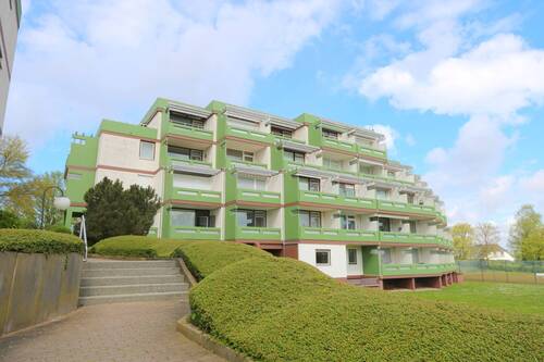 Hausansicht - 180°-Blick über die Dächer von Grömitz! moderne 2 Zimmer auf ca. 45m² im 4. OG des Driftbergs