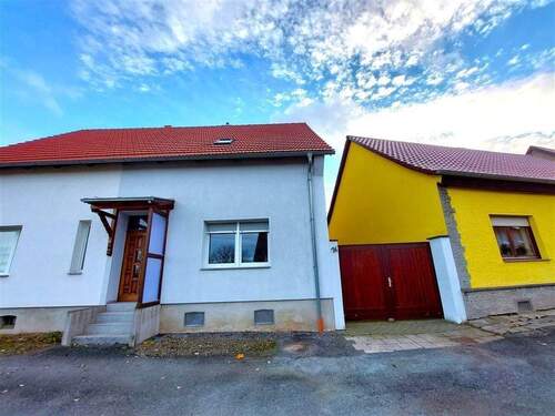 Straßenansicht - sanierte Doppelhaushälfte in Mansfeld