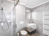 Modernes Badezimmer mit bodentiefer Dusche - 