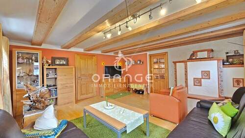 EG: Wohnzimmer mit Kachelofen - 