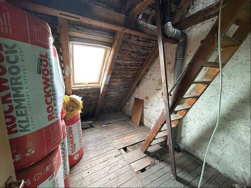 Abstellraum und Aufgang Spitzboden - 