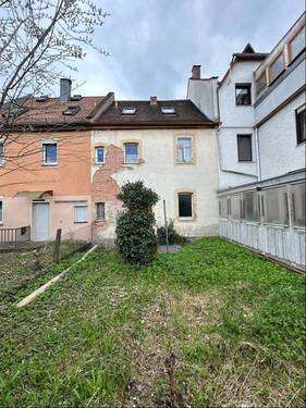 Garten hinter dem Haus - 6 Zimmer Reihenmittelhaus in Rothenburg