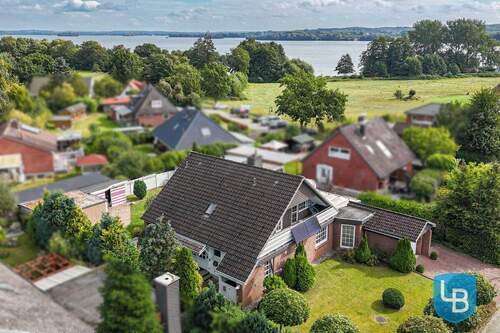 Ein Blick aus der Vogelperspektive mit ... - Vielseitiges Generationenhaus nahe dem Großen Plöner See