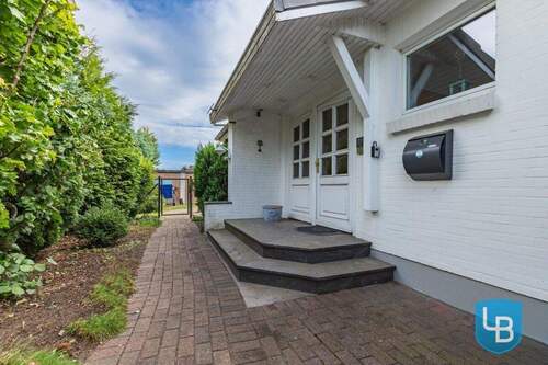 Überdachter Zugang zum Haus - 9 Zimmer Einfamilienhaus in Dersau