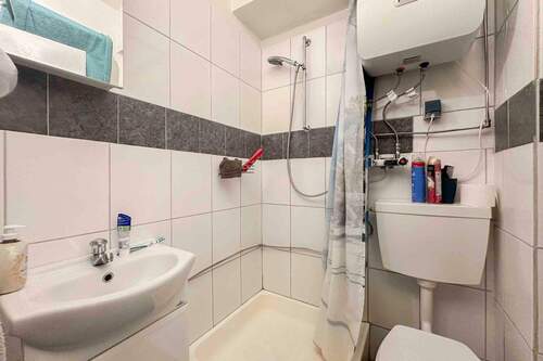Badezimmer - Etagenwohnung mit 25,00 m&sup2; in Köln zum Kaufen