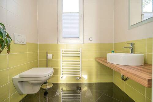 Farbige Fliesen setzen einen tollen Akzent im Gäste-WC - 