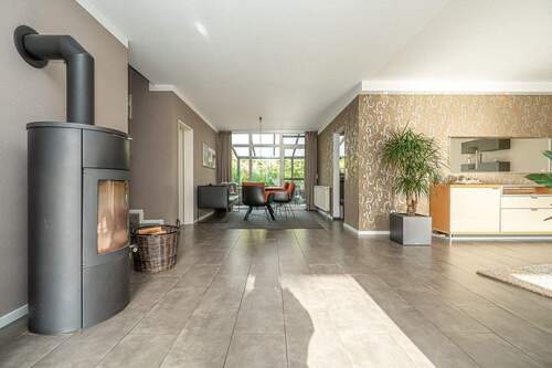 Der stilvolle Ofen wärmt den gesamten Wohn-Essbereich - 