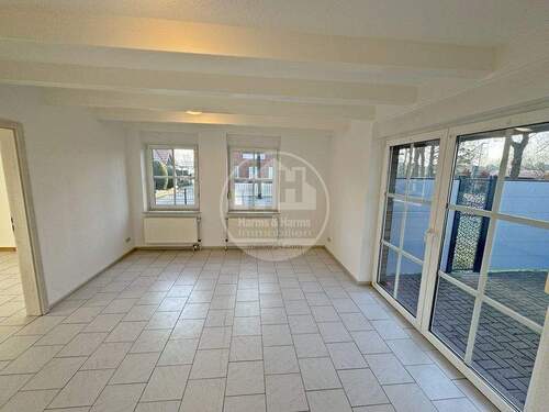 Wohnzimmer - 4 Zimmer Mehrfamilienhaus, Wohnhaus zum Kaufen in Aurich