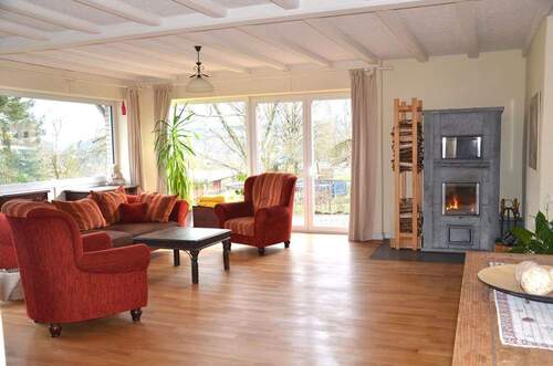 Wohnzimmer mit Specksteinofen - 