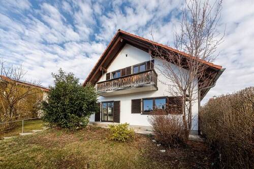 Hausansicht mit Südterrasse - Grundstück in Holzkirchen