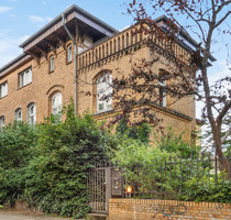 Großzügige Dachgeschosswohnung mit Dachterrasse und Garten im Berliner Westend
