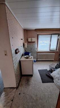 Küche links im EG mit Durchgang in ein Zimm - 